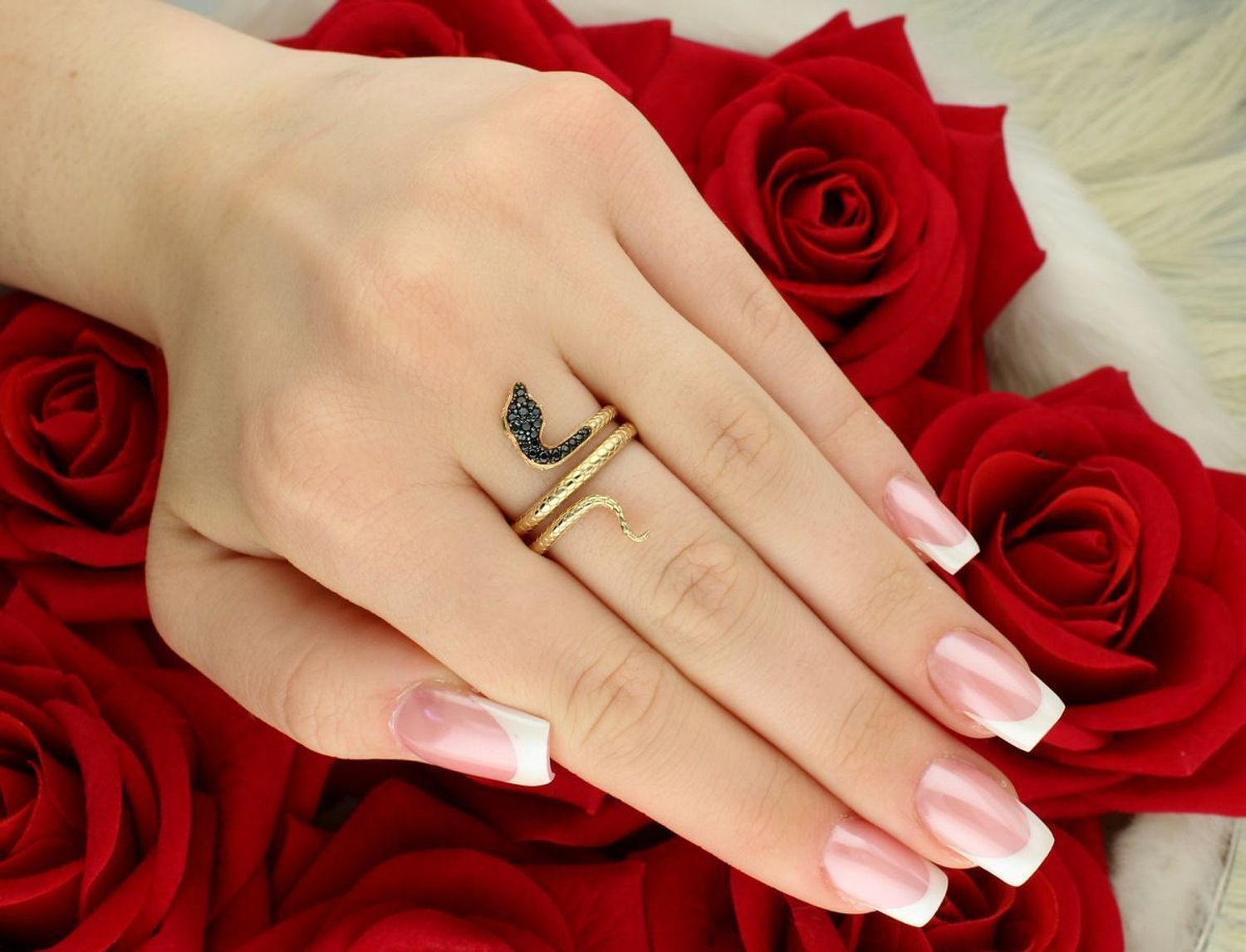 Pierścionek złoty wąż żmija czarna cyrkonia próba 585 PI PI 6567A 585 Pierścionek złoty żmija ozdobiony czarną cyrkonią. Pierścionek wykonany z zachowaniem dbałości o każdy 10.jpg